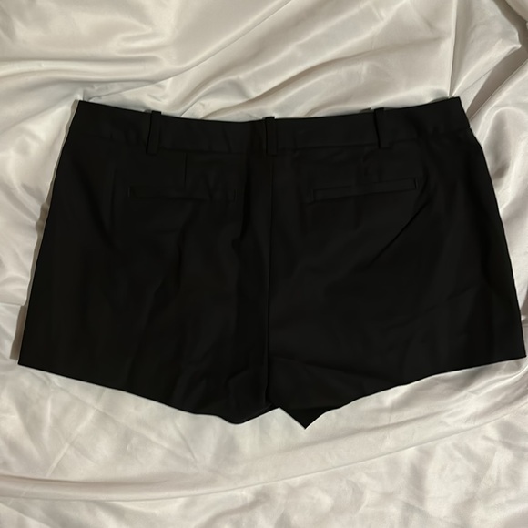 MICHAEL Michael Kors women’s shorts in black/white front.  NWOT!  Size 10. - Picture 4 of 10